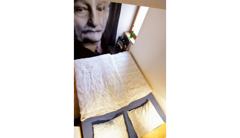 Apartments & Hostel Mitte Brno - jednolůžkový pokoj Godel (sdílená koupelna)