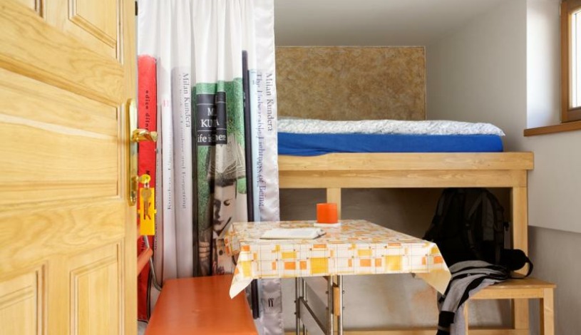 Apartments & Hostel Mitte Brno - dvoulůžkový pokoj s přistýlkou-Kundera (sdílená koupelna)