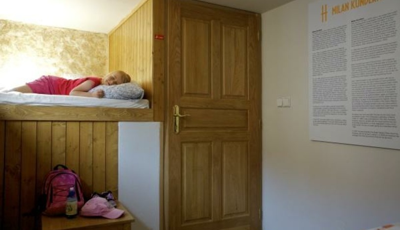 Apartments & Hostel Mitte Brno - dvoulůžkový pokoj s přistýlkou-Kundera (sdílená koupelna)
