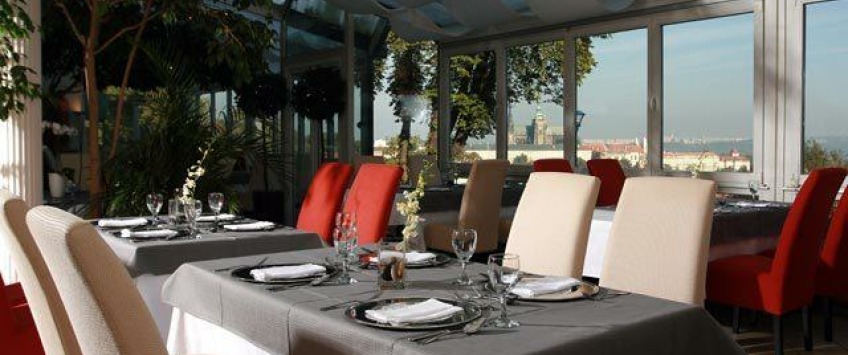 The House Nebozizek Apartments Praha