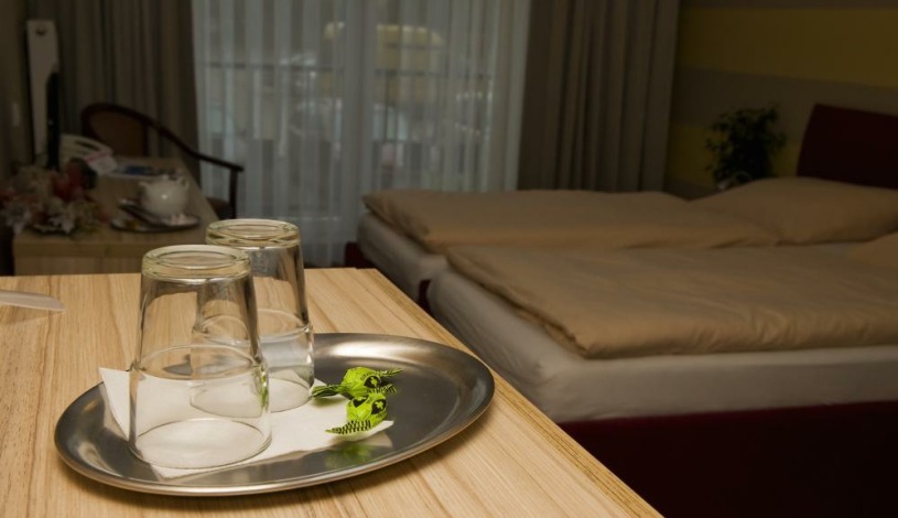 Akord & Poklad, s.r.o. Ostrava - Dvoulůžkový pokoj s manželskou postelí