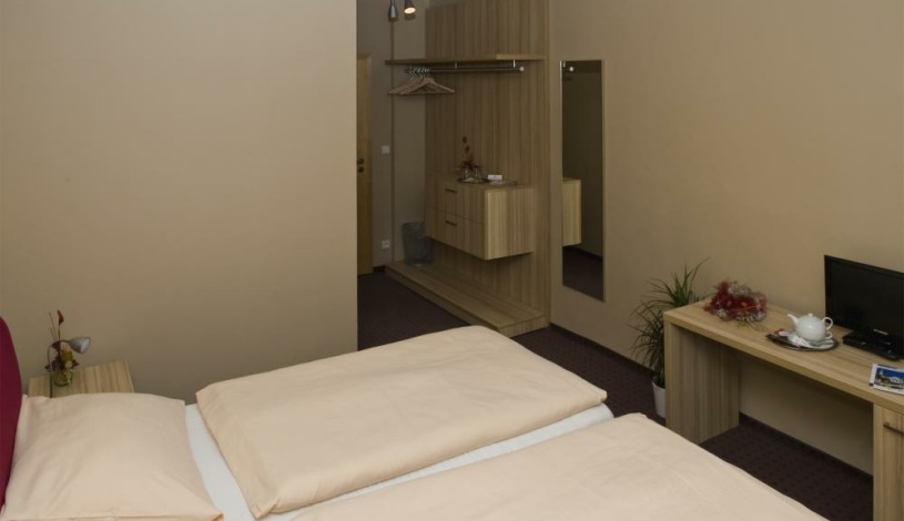 Akord & Poklad, s.r.o. Ostrava - Dvoulůžkový pokoj s manželskou postelí