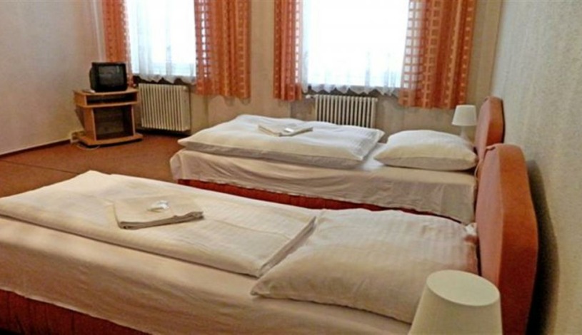 Hotel MARIA Ostrava - Dvoulůžkový kategorie Tourist room (bez snídaně, koupelna společná pro tři pokoje)