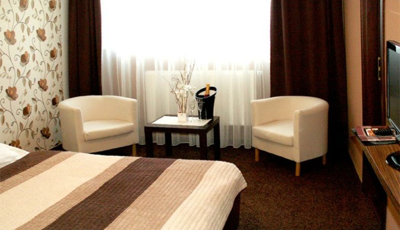 Cartellone appartamento hotel Pardubice - Pokoj č.2, Dvoulůžkový s manželskou postelí a rohovou vanou