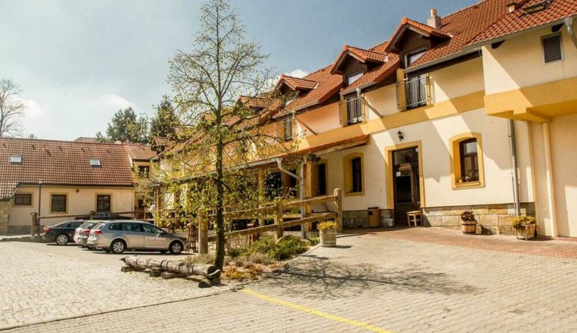 HOTEL LONY Mochov