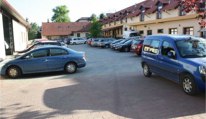 HOTEL LONY Mochov
