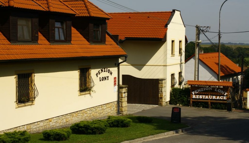 HOTEL LONY Mochov