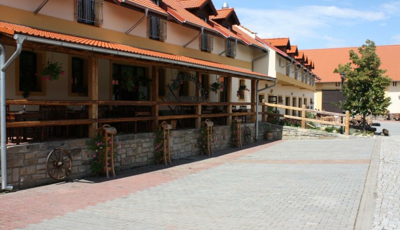 HOTEL LONY Mochov