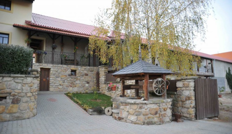 HOTEL LONY Mochov