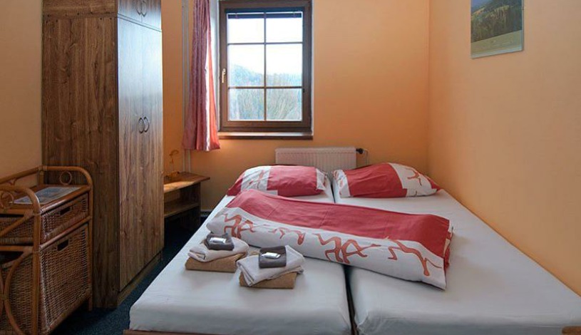 Penzion Na Vyhlídce Hřensko - A) Dvoulůžkový pokoj s TV a koupelnou, A) Dvoulůžkový pokoj s přistýlkou a vlastní toaletou mimo pokoj, A) Dvoulůžkový pokoj s TV a WC, A) Malý dvoulůžkový pokoj s vlastní toaletou mimo pokoj