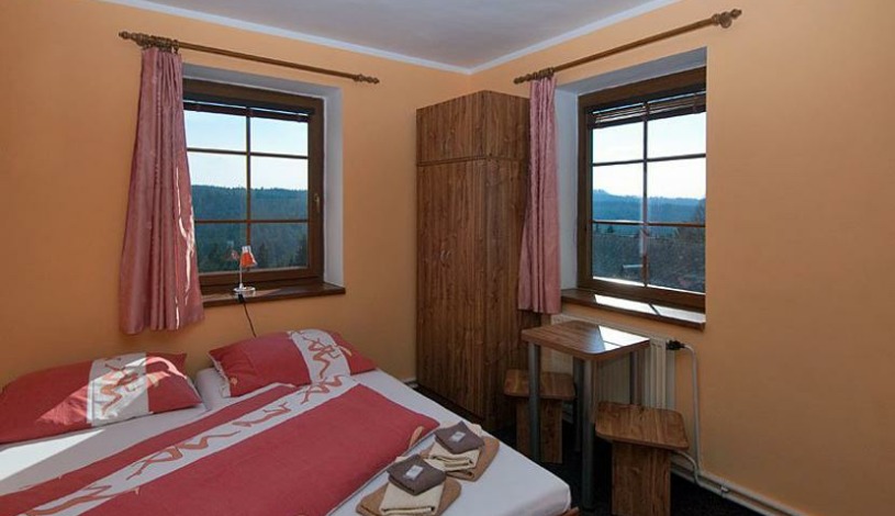 Penzion Na Vyhlídce Hřensko - A) Dvoulůžkový pokoj s TV a koupelnou, A) Dvoulůžkový pokoj s přistýlkou a vlastní toaletou mimo pokoj, A) Dvoulůžkový pokoj s TV a WC, A) Malý dvoulůžkový pokoj s vlastní toaletou mimo pokoj