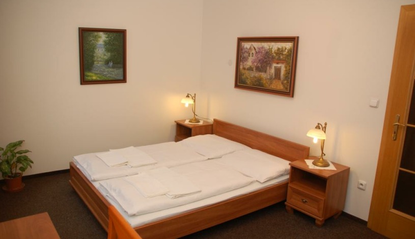 Penzion Černý kůň Hradec Králové - dvoulůžkový - manželská postel