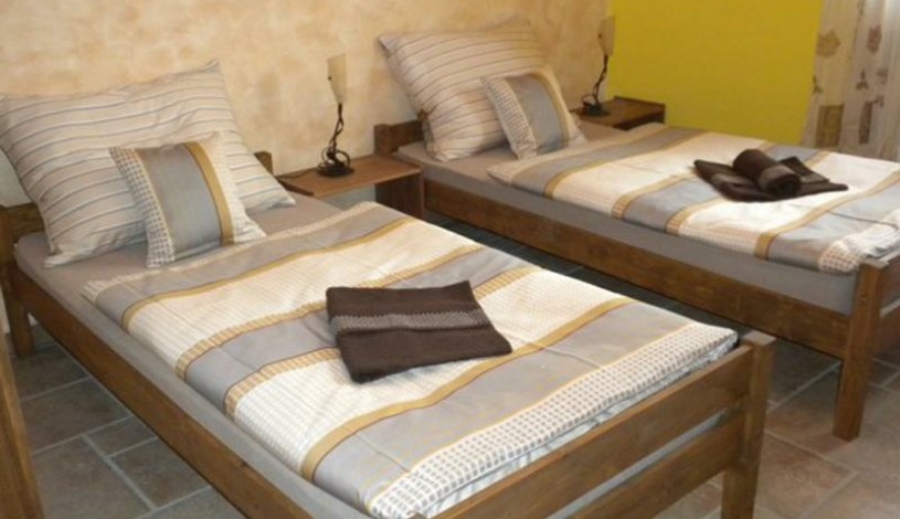 Penzion No. 1 - RESTAURACE TAVERNA U PECE Olomouc - Dvoulůžkový pokoj č. 4 s kuchyňkou - vana