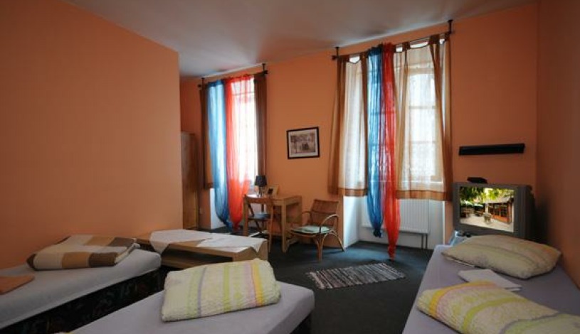 Penzion u Kašny Brno - čtyřlůžkový pokoj, Třílůžkový