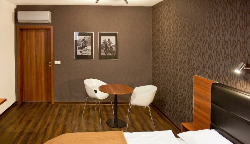 Penzion v jízdárně Olomouc - Dvoulůžkový pokoj s manželskou postelí