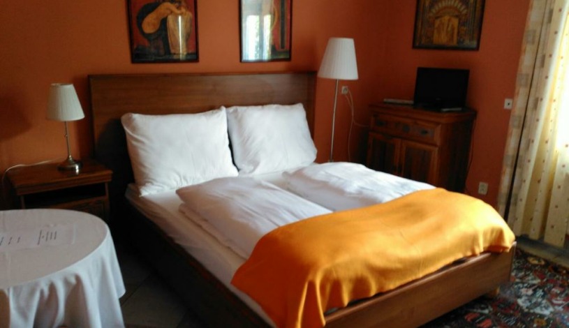 Wellness pension Rainbow ® Karlovy Vary - Dvoulůžkový pokoj č.1 - 2 +rozkládací gauč pro 2 děti s bufetovou snídaní, parkoviště, Wifi