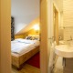 Pokoj s manželskou postelí velikosti King a lázeňskou vanou 4B - Rezidence Mandragora Pardubice