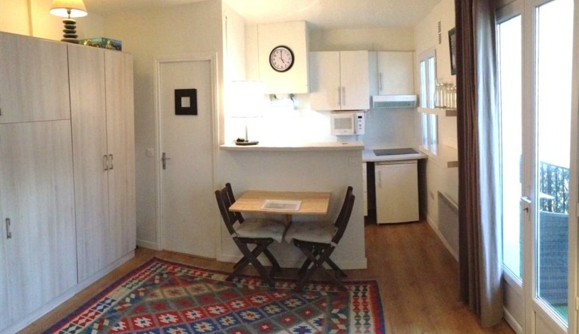 Apartment Rue Tholozé Paris - Apt 23832