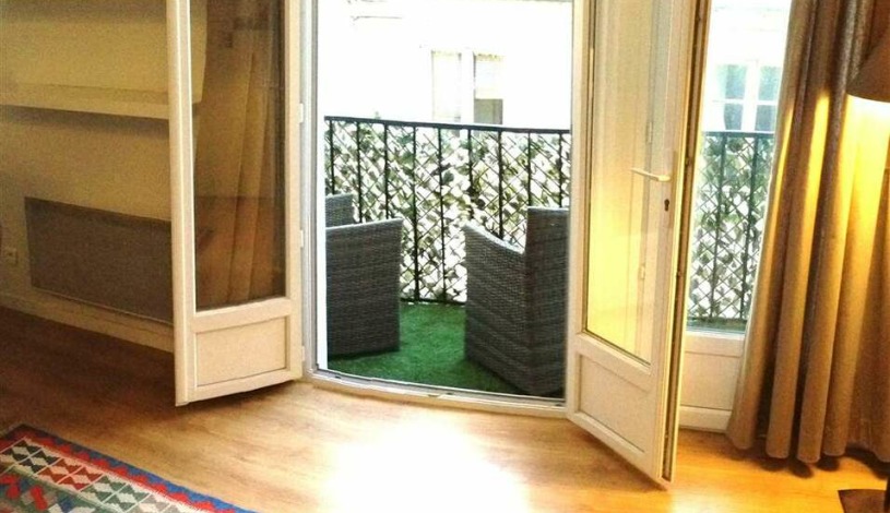 Apartment Rue Tholozé Paris - Apt 23832