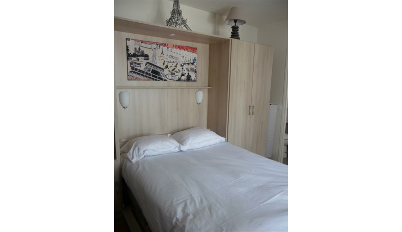 Apartment Rue Tholozé Paris - Apt 23832