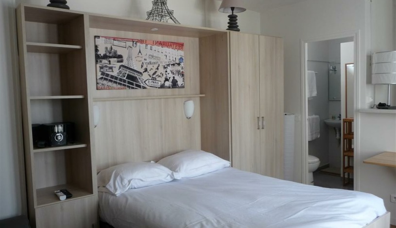 Apartment Rue Tholozé Paris - Apt 23832