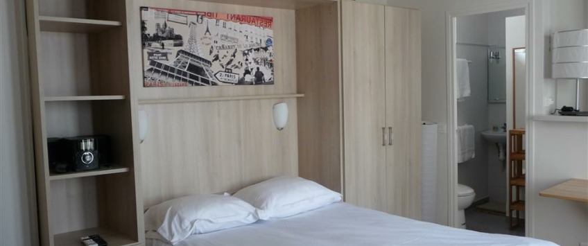 Apartment Rue Tholozé Paris - Apt 23832