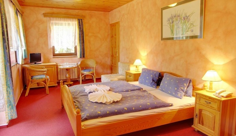 Hotel Martin a Hotel Kristýna Špindlerův Mlýn - Hotel Kristýna-1/3Třílůžkový pokoj