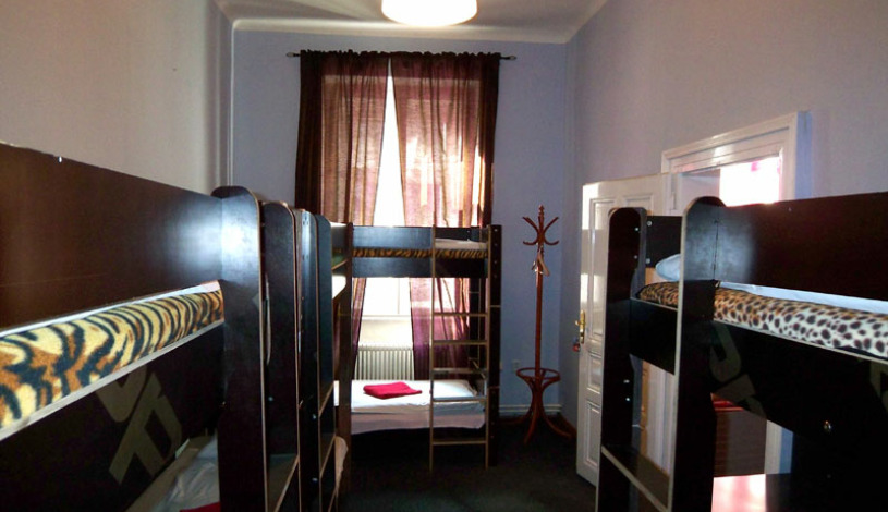 Youth Hostel Sokolska Praha - Pokój 8-osobowy ze wspólną łazienką