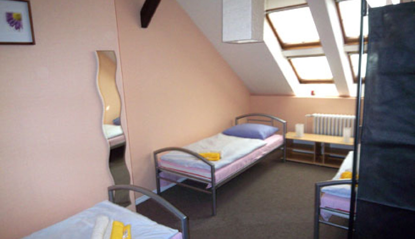 Youth Hostel Sokolska Praha - Pokój 3-osobowy ze wspólną łazienką