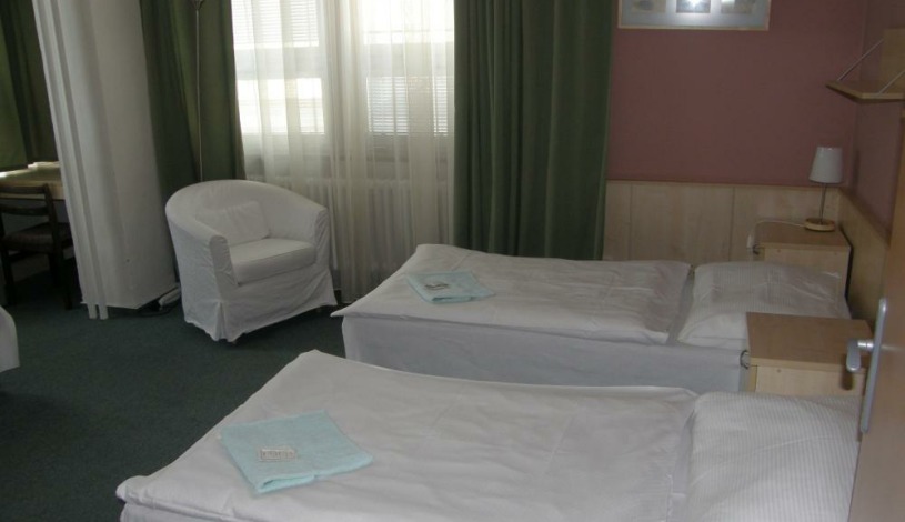 UNIHOTEL Liberec - třílůžkový pokoj - Standard s TV