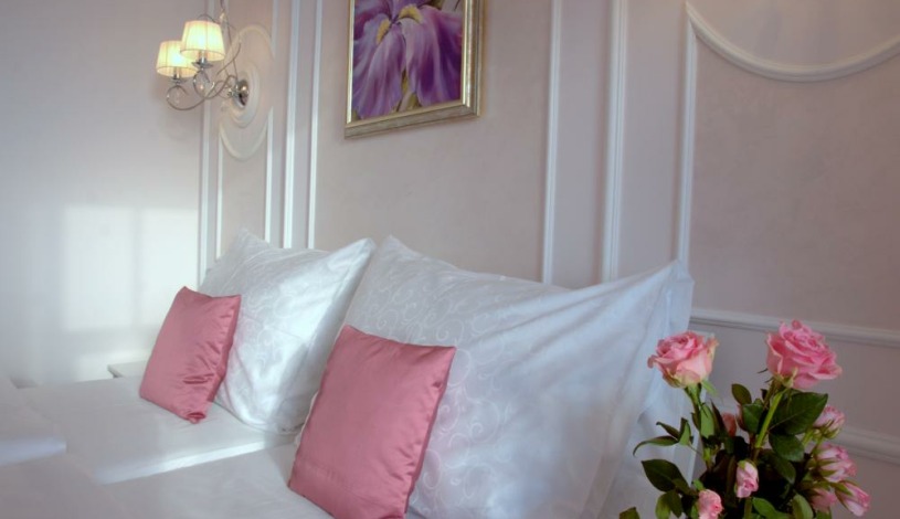 Hotel Katerina Znojmo - Dvojlůžkový pokoj Deluxe Romantic s balkónem a panoramatickým výhledem 